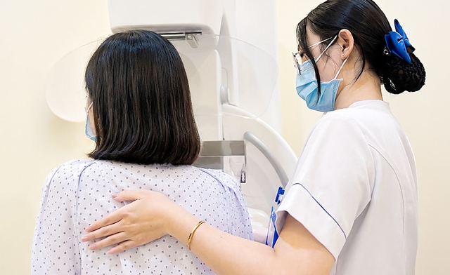 Đau vú kéo dài, người phụ nữ 47 tuổi phát hiện ung thư vú sau 6 tháng trì hoãn sinh thiết - Ảnh 1.