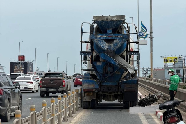 Hà Nội: Xe bồn gây tai nạn chết người trên cầu Nhật tân chiều 19 / 6 - Ảnh 1. Hà Nội: Xe bồn gây tai nạn chết người trên cầu Nhật tân chiều 19 / 6 - Ảnh 1.