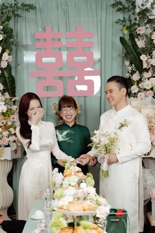 'B&eacute;' Xu&acirc;n Nghi rạng rỡ b&ecirc;n chồng - kỹ sư Việt kiều trong lễ vu quy - Ảnh 4.