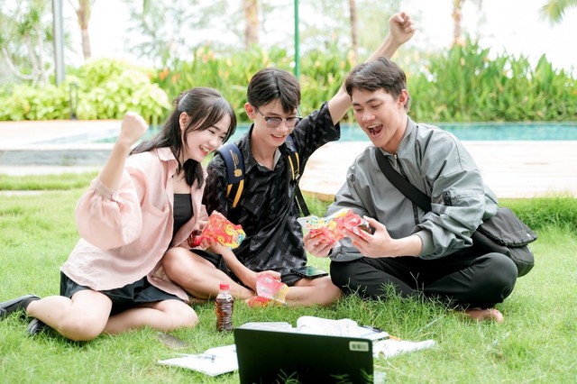 Từ qu&aacute;n nước đến nơi l&agrave;m việc, nhiều người h&agrave;o hứng với th&oacute;i quen x&eacute; nh&atilde;n sau khi giải kh&aacute;t - Ảnh 1.