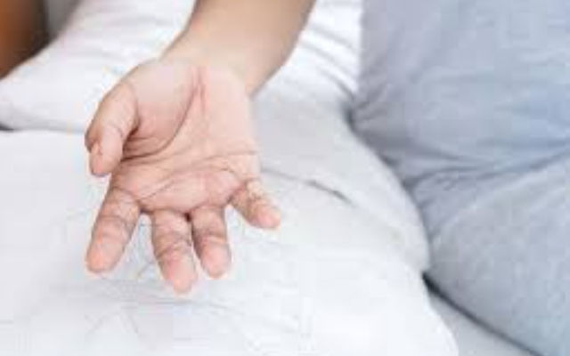 T&oacute;c hết x&ugrave; rối mỗi s&aacute;ng nhờ th&oacute;i quen đơn giản n&agrave;y v&agrave;o buổi tối - Ảnh 1.