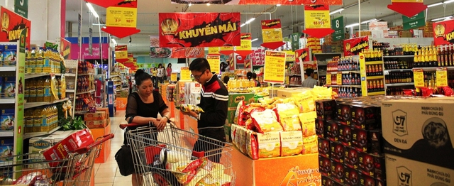 Đi si&ecirc;u thị, đi chợ mua &iacute;t đồ vẫn hết tiền triệu: Nhiều gia đ&igrave;nh bắt đầu thay đổi c&aacute;ch mua thực phẩm m&ugrave;a nắng n&oacute;ng - Ảnh 1.