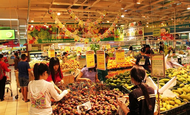 Đi si&ecirc;u thị, đi chợ mua &iacute;t đồ vẫn hết tiền triệu: Nhiều gia đ&igrave;nh bắt đầu thay đổi c&aacute;ch mua thực phẩm m&ugrave;a nắng n&oacute;ng - Ảnh 2.