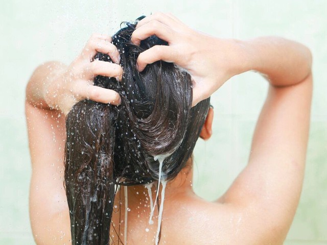 Những sai lầm quen thuộc khi sử dụng dầu xả khiến tóc hãy bị gãy - Ảnh 2.