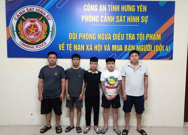 Khởi tố 5 đối tượng lập 'c&ocirc;ng ty ma', mở hơn 100 t&agrave;i khoản ng&acirc;n h&agrave;ng b&aacute;n cho tội phạm ở Campuchia - Ảnh 1.