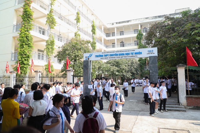 Đ&acirc;y l&agrave; Trường THPT chuy&ecirc;n đầu ti&ecirc;n tại H&agrave; Nội c&ocirc;ng bố điểm chuẩn lớp 10 năm 2026 - Ảnh 1.