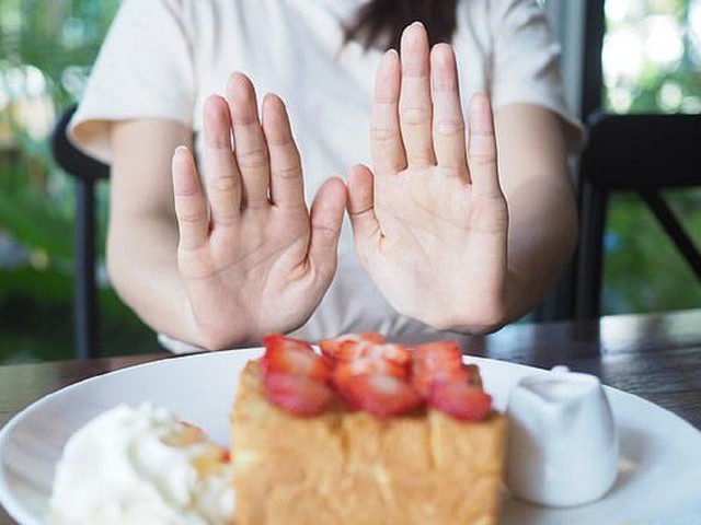 Ở ngưỡng tuổi 50, sau 6 giờ tối kh&ocirc;ng n&ecirc;n ăn những g&igrave; để sống thọ? - Ảnh 2.