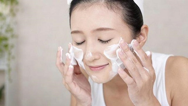 V&igrave; sao d&ugrave;ng sữa rửa mặt c&oacute; thể khiến da tr&ocirc;ng s&aacute;ng hơn? - Ảnh 1.