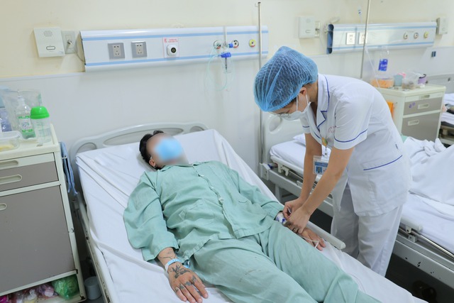 Bệnh viện E lần đầu ghép thận tự thân cứu người bệnh đa chấn thương nguy kịch - Ảnh 3. Bệnh viện E lần đầu ghép thận tự thân cứu người bệnh đa chấn thương nguy kịch - Ảnh 3.