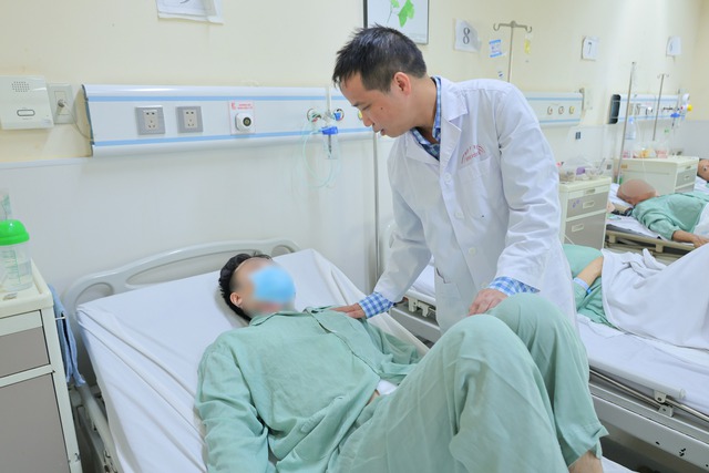 Bệnh viện E lần đầu ghép thận tự thân cứu người bệnh đa chấn thương nguy kịch - Ảnh 2. Bệnh viện E lần đầu ghép thận tự thân cứu người bệnh đa chấn thương nguy kịch - Ảnh 2.