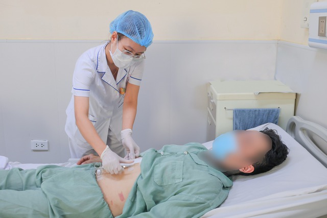 Bệnh viện E lần đầu ghép thận tự thân cứu người bệnh đa chấn thương nguy kịch - Ảnh 1. Bệnh viện E lần đầu ghép thận tự thân cứu người bệnh đa chấn thương nguy kịch - Ảnh 1.