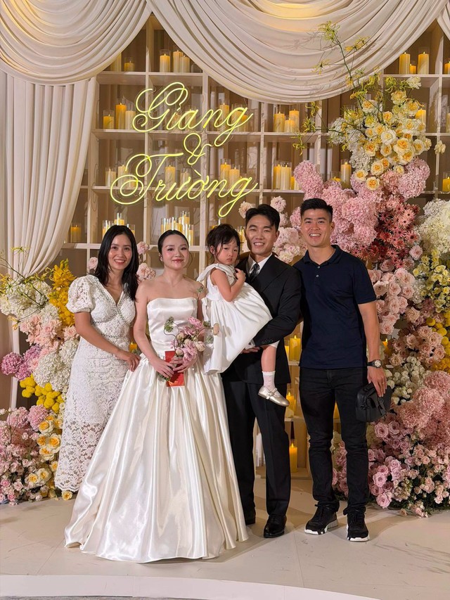 Đám cưới Lương Xuân Trường và Nhuệ Giang: Ngày đặc biệt với Con gái Little Daisy - Ảnh 2. Đám cưới Lương Xuân Trường và Nhuệ Giang: Ngày đặc biệt với Con gái Little Daisy - Ảnh 2.