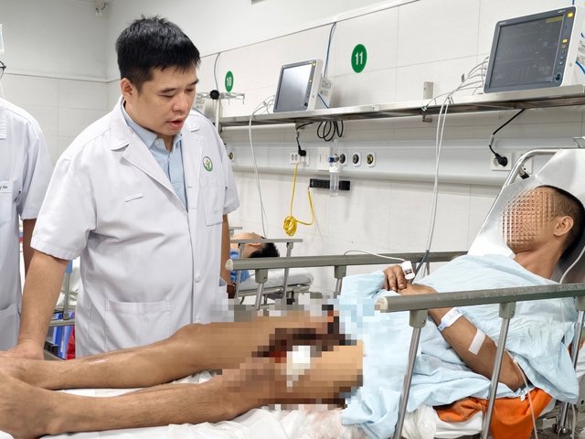 Người đ&agrave;n &ocirc;ng đi cấp cứu với thanh x&agrave; beng đ&acirc;m xuy&ecirc;n đ&ugrave;i - Ảnh 1.