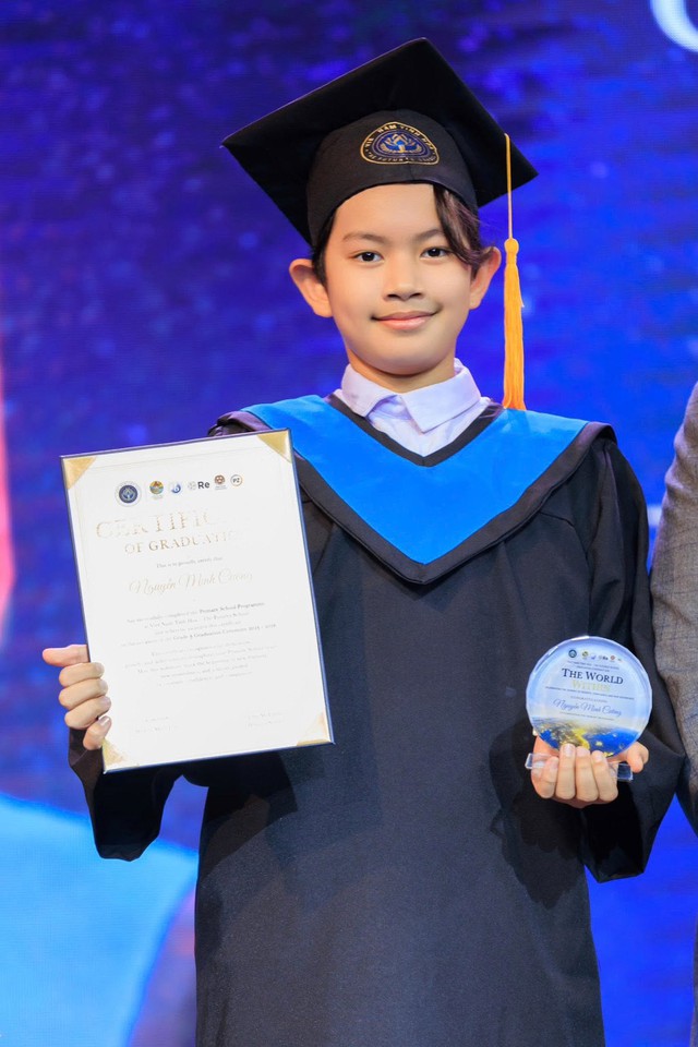 Con trai Kh&aacute;nh Thi - Phan Hiển rạng rỡ trong ng&agrave;y tốt nghiệp Tiểu học - Ảnh 2.