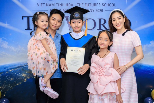 Con trai Kh&aacute;nh Thi - Phan Hiển rạng rỡ trong ng&agrave;y tốt nghiệp Tiểu học - Ảnh 1.