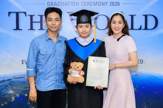 Con trai Kh&aacute;nh Thi - Phan Hiển rạng rỡ trong ng&agrave;y tốt nghiệp Tiểu học - Ảnh 3.
