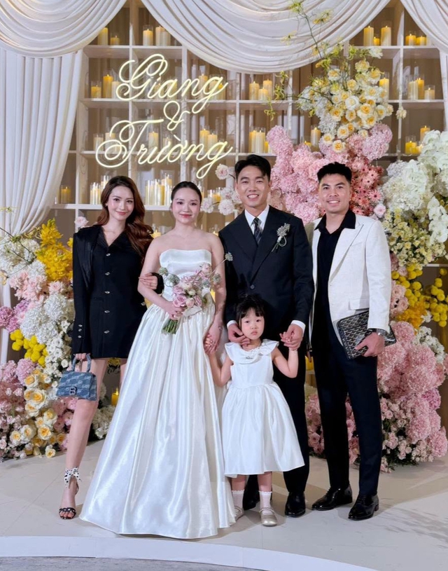 Đám cưới Lương Xuân Trường và Nhuệ Giang: Ngày đặc biệt với Con gái Little Daisy - Ảnh 1. Đám cưới Lương Xuân Trường và Nhuệ Giang: Ngày đặc biệt với Con gái Little Daisy - Ảnh 1.