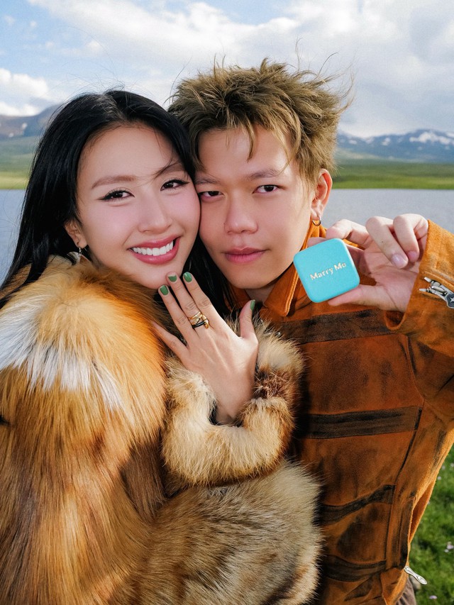 Hari Won đ&oacute;n tuổi mới rạng rỡ b&ecirc;n Quỳnh Anh Shyn nhận nhẫn cầu h&ocirc;n - Ảnh 1.