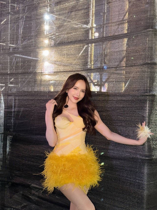 Hari Won đ&oacute;n tuổi mới rạng rỡ b&ecirc;n Quỳnh Anh Shyn nhận nhẫn cầu h&ocirc;n - Ảnh 6.