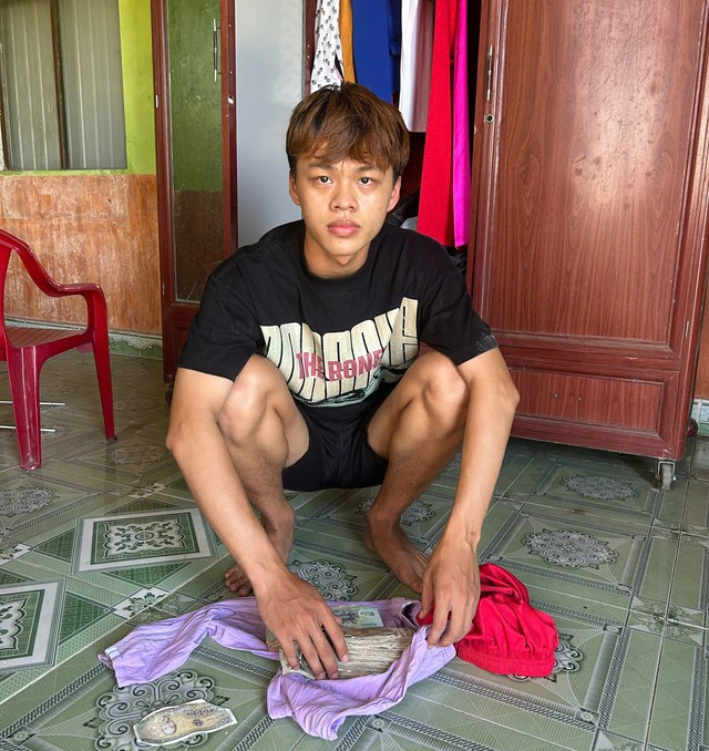 Bắt nam thanh ni&ecirc;n 19 tuổi trộm tiền, v&agrave;ng của người th&acirc;n quen sau 11 giờ truy x&eacute;t - Ảnh 2.