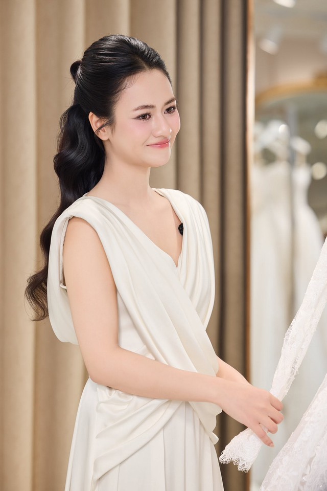 Việt Hoa - con g&aacute;i &ocirc;ng tr&ugrave;m trong phim 'Lửa trắng' c&oacute; sắc v&oacute;c đời thực ra sao? - Ảnh 4.