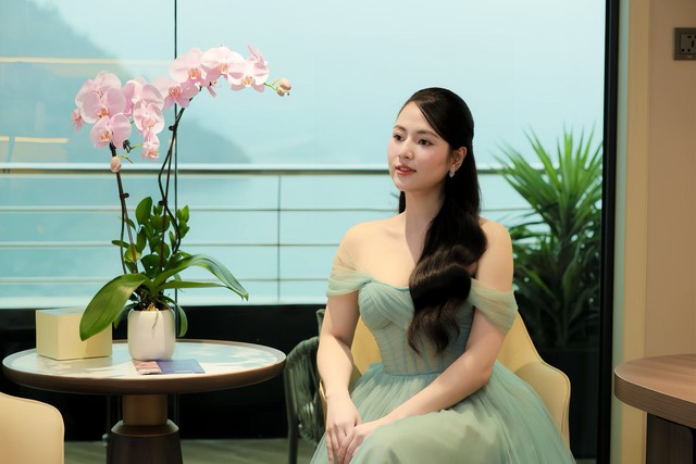 Việt Hoa - con g&aacute;i &ocirc;ng tr&ugrave;m trong phim 'Lửa trắng' c&oacute; sắc v&oacute;c đời thực ra sao? - Ảnh 8.