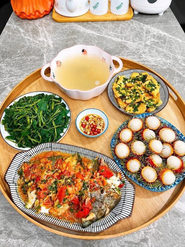 10 Mâm cơm gia đình 3 món giữ gìn hạnh phúc trong 13 năm - Ảnh 1.