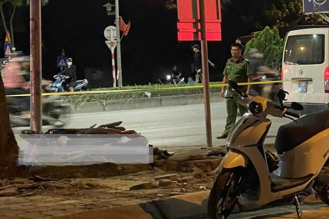 H&agrave; Nội: Xe m&aacute;y kẹp 3 lao l&ecirc;n vỉa h&egrave; , 2 thiếu ni&ecirc;n tử vong tại chỗ - Ảnh 1.