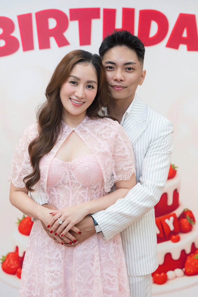 Nhân sinh nhật Phan Hiển, Khánh Thi nhắn gửi: 'Cảm ơn anh đã cùng em nuôi dạy các con bằng tất cả tình yêu thương - Ảnh 1.