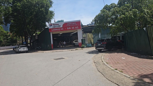 Hà Nội: Nhiều lần bị phản ánh, các gara trên đất dự án Khu đô thị Nam Trung Yên Núp vẫn 'bình chân như vại' - Ảnh 1. Hà Nội: Nhiều lần bị phản ánh, các gara trên đất dự án Khu đô thị Nam Trung Yên Núp vẫn 'bình chân như vại' - Ảnh 1.