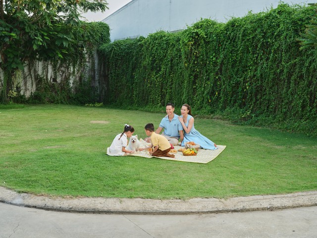 Tin sao ngày 24/6: Phương Oanh khoe con gái 'bám' mẹ; Lê Phương nhớ bạn cũ - Ảnh 3.