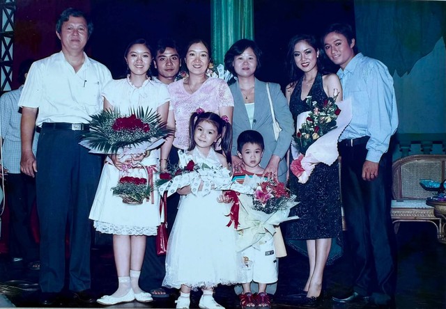 Tin sao ngày 24/6: Phương Oanh khoe con gái 'bám' mẹ; Lê Phương nhớ bạn cũ - Ảnh 10.