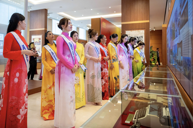 Hoa hậu Phan Kim Oanh và dàn người đẹp quốc tế tìm hiểu lịch sử, văn hóa Việt Nam - Ảnh 1.