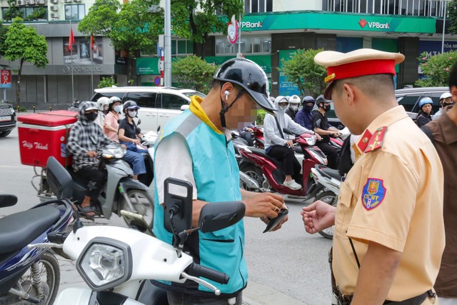 Ra đường vi phạm điều n&agrave;y, nhiều người đi xe m&aacute;y bị phạt đến 1.000.000 đồng - Ảnh 1.