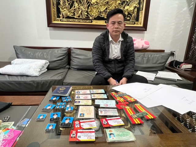 Thủ đoạn tinh vi của đối tượng giả danh cán bộ công an để lừa tình, tiền - Ảnh 1. Thủ đoạn tinh vi của đối tượng giả danh cán bộ công an để lừa tình, tiền - Ảnh 1.