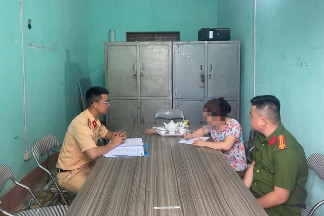 Livestream tập thể dục giữa đường ray t&agrave;u hỏa, người phụ nữ ở Lạng Sơn bị xử phạt - Ảnh 2.