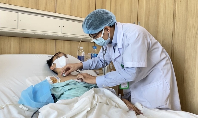Nam sinh 16 tuổi bị xơ gan giai đoạn cuối được hồi sinh nhờ ca gh&eacute;p gan kỳ diệu - Ảnh 1.