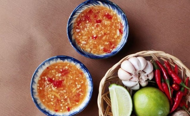 Nước mắm để qua đ&ecirc;m c&oacute; an to&agrave;n? Chuy&ecirc;n gia cảnh b&aacute;o nguy cơ vi khuẩn nếu bảo quản sai c&aacute;ch - Ảnh 1.