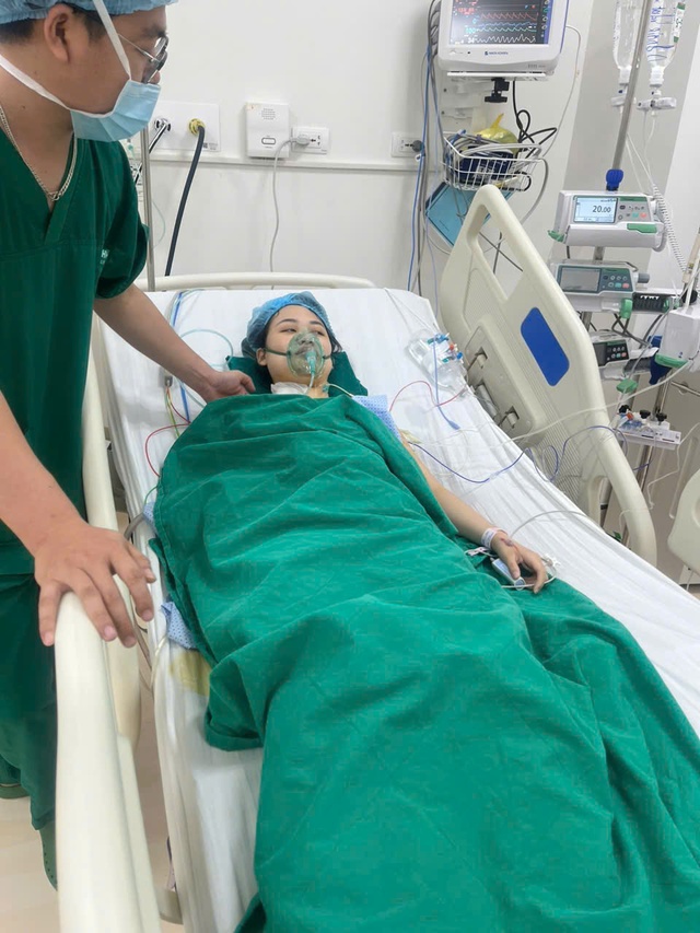 Phẫu thuật nội soi to&agrave;n bộ kh&ocirc;ng cần cưa xương ức, c&ocirc; g&aacute;i 23 tuổi hồi phục sau chưa đầy 24 giờ - Ảnh 3.