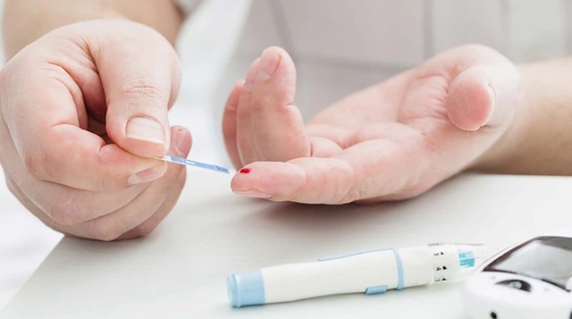 Kh&aacute;t nước, tiểu nhiều, người đ&agrave;n &ocirc;ng 30 tuổi đi kh&aacute;m ph&aacute;t hiện đường huyết tăng vọt v&igrave; tiểu đường type 1 - Ảnh 2.