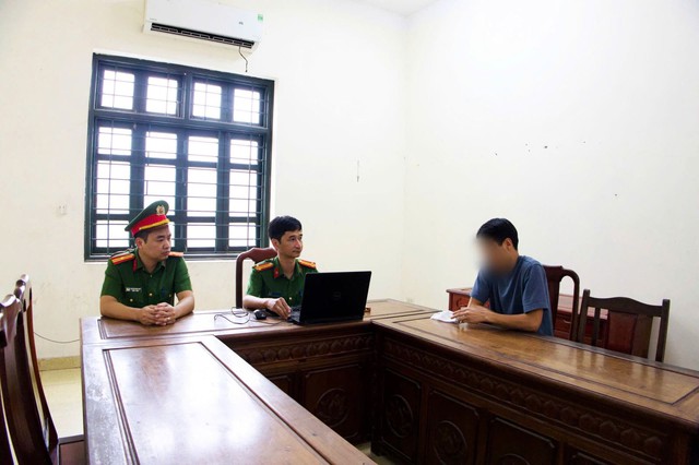 Đối tượng h&agrave;nh hung người phụ nữ 32 tuổi mang thai ở Bắc Ninh đ&atilde; ra C&ocirc;ng an tr&igrave;nh diện - Ảnh 1.