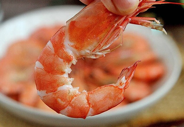 B&iacute; quyết luộc t&ocirc;m ngon tự nhi&ecirc;n kh&ocirc;ng cần nhiều gia vị , chỉ với quế v&agrave; chanh - Ảnh 1.