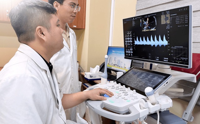 Thai nhi 20 tuần tuổi thiếu m&aacute;u nặng được cứu sống ngay trong bụng mẹ - Ảnh 1.