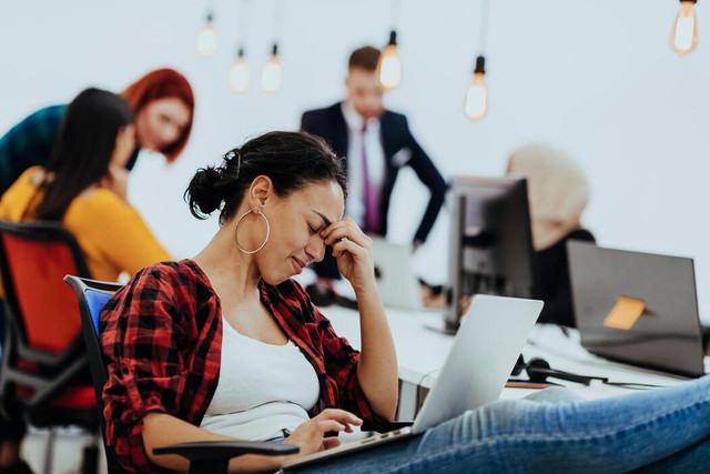 Đứng dậy đi lại 5 ph&uacute;t mỗi giờ gi&uacute;p giảm t&aacute;c hại của ngồi l&acirc;u, bảo vệ tim mạch v&agrave; k&eacute;o d&agrave;i tuổi thọ - Ảnh 1.