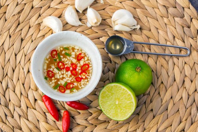 Nước mắm để qua đ&ecirc;m c&oacute; an to&agrave;n? Chuy&ecirc;n gia cảnh b&aacute;o nguy cơ vi khuẩn nếu bảo quản sai c&aacute;ch - Ảnh 2.