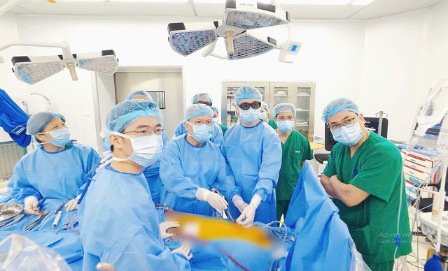 Phẫu thuật nội soi to&agrave;n bộ kh&ocirc;ng cần cưa xương ức, c&ocirc; g&aacute;i 23 tuổi hồi phục sau chưa đầy 24 giờ - Ảnh 1.