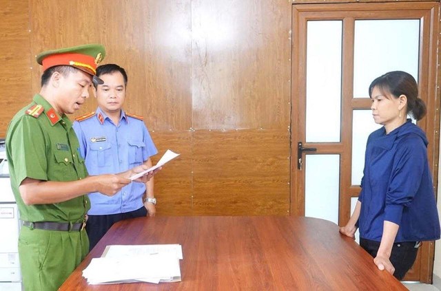 Khởi tố Nguyễn Thị th&uacute;y v&igrave; d&ugrave;ng v&ograve;i nước &aacute;p lực cao tấn c&ocirc;ng người b&aacute;n rau ở Ph&uacute; Thọ - Ảnh 2.