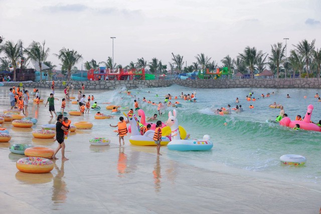 X&aacute;ch balo l&ecirc;n v&agrave;&hellip; đi bộ ra biển: Đặc quy&ecirc;̀n nghỉ dưỡng 365 ng&agrave;y/năm của cư d&acirc;n Ocean City - Ảnh 1.