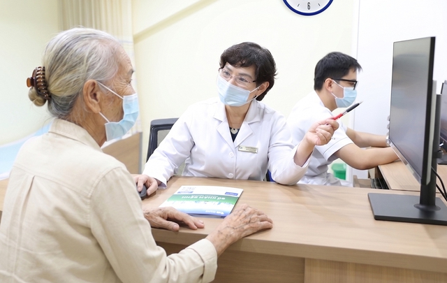 Người phụ nữ huyết &aacute;p tăng cao, đi kh&aacute;m ph&aacute;t hiện suy thận giai đoạn 4 v&igrave; 1 sai lầm nhiều người Việt mắc phải - Ảnh 1.