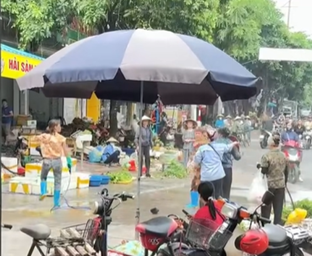Khởi tố Nguyễn Thị th&uacute;y v&igrave; d&ugrave;ng v&ograve;i nước &aacute;p lực cao tấn c&ocirc;ng người b&aacute;n rau ở Ph&uacute; Thọ - Ảnh 1.